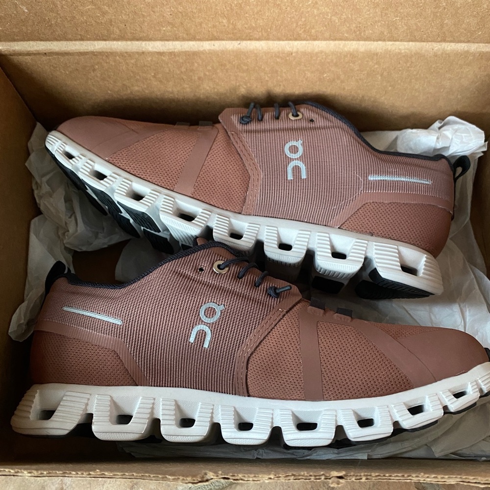 ON WOMEN CLOUD SNEAKERS.